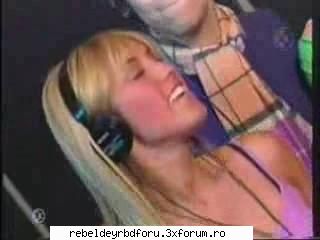 cand canta tras de mi poze cu anahi